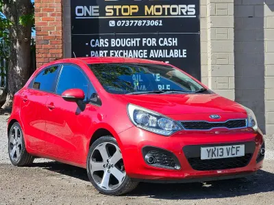 Begagnad Kia Rio 90 HK (66 kW) 2013 Röd Halvkombi