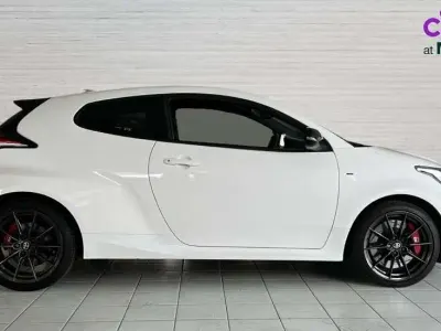 Usado Toyota Yaris 257 HP (189 kW) 2021 Branco Citadino