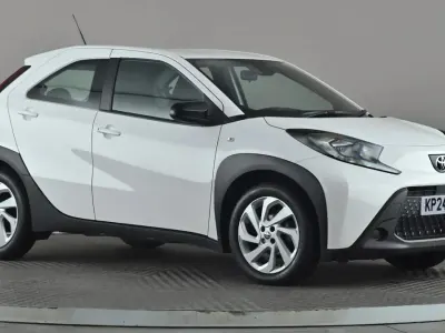 Używany Toyota Aygo X PURE 72 KM (52 kW) 2024 Biały SUV