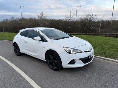 Used Vauxhall Astra GTC Edition 140 HP (102 kW) 2015 White Coupe