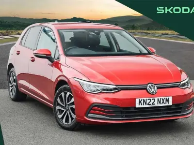 Używany VW Golf VIII Active 147 KM (108 kW) 2022 Czerwony Hatchback