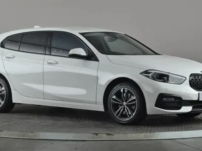 Usado BMW 116 Sport Line 116 CV (85 kW) 2021 Blanco Utilitario