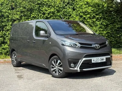 Usado Toyota Proace Design 140 HP (102 kW) 2023 Cinzento Monovolume