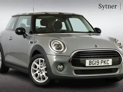 Usado Mini Cooper Classic 134 HP (98 kW) 2019 Cinzento Citadino