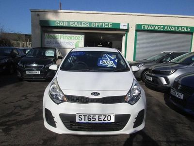 Begagnad Kia Rio 84 HK (61 kW) 2015 Vit Halvkombi