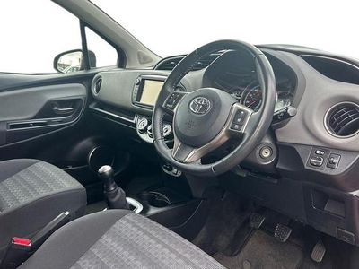 Used Toyota Yaris 69 HP (50 kW) 2016 Red Hatchback