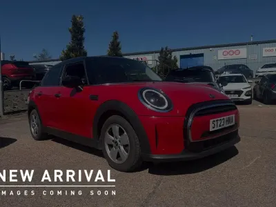 Używany Mini Cooper Classic 134 KM (98 kW) 2023 Czerwony Hatchback