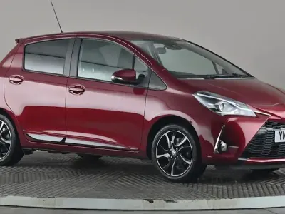 Begagnad Toyota Yaris Design 111 HK (81 kW) 2017 Röd Halvkombi