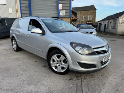 Second-hand Vauxhall Astra Sportive 110 CP (80 kW) 2010 Argintiu Van