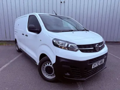Usado Vauxhall Vivaro Edition 120 HP (88 kW) 2020 Branco Monovolume