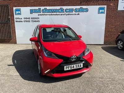 Begagnad Toyota Aygo X-play 2015 Röd Halvkombi