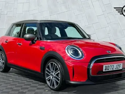 Usado Mini Cooper Exclusive 134 CV (98 kW) 2022 Rojo Utilitario