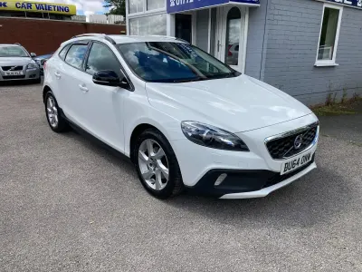 Used Volvo V40 115 HP (84 kW) 2015 White Hatchback