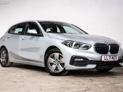 Usado BMW 116 Comfort Edition 116 CV (85 kW) 2021 Plateado Utilitario