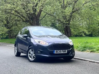 Usado Ford Fiesta Zetec 82 HP (60 kW) 2015 Cinzento Citadino
