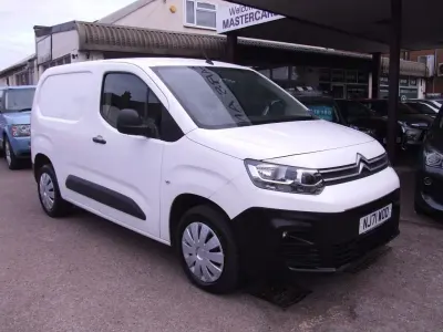 Begagnad Citroën Berlingo PureTech 110 HK (80 kW) 2021 Vit Minibuss