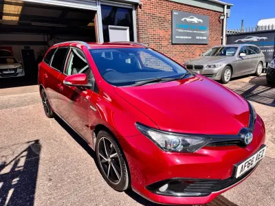 Używany Toyota Auris Hybrid Design 2018 Czerwony Kombi