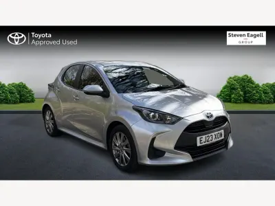 Begagnad Toyota Yaris Hybrid 2023 Silver Halvkombi