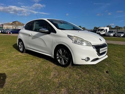 Used Peugeot 208 Allure 82 HP (60 kW) 2013 White Hatchback