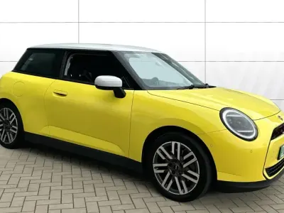 Usado Mini Cooper Classic 135 kW (184 CV) 2024 Amarillo Utilitario