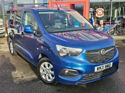 Second-hand Vauxhall Combo S 100 CP (73 kW) 2021 Albastru Monovolum