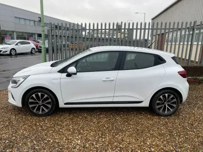 Used Renault Clio Iconic 90 HP (66 kW) 2022 White Hatchback