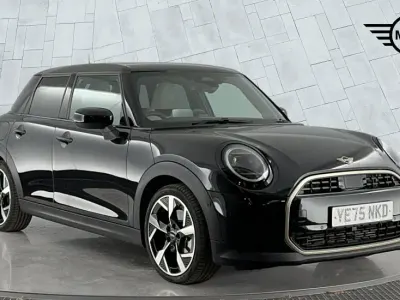 Usado Mini Cooper Hatch 113 kW (154 HP) 2025 Preto Citadino
