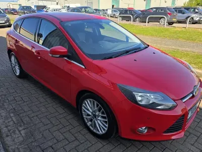 Begagnad Ford Focus Zetec 2014 Röd Halvkombi