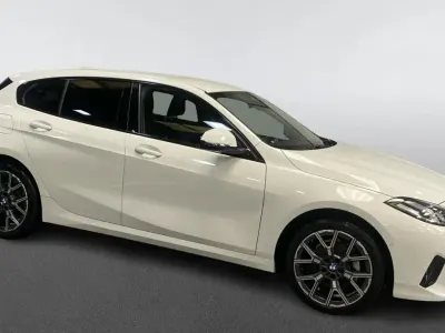 Begagnad BMW 120 Sport Line 156 HK (114 kW) 2025 Vit Halvkombi