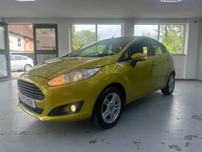 Usado Ford Fiesta Zetec 75 HP (55 kW) 2013 Amarelo Citadino