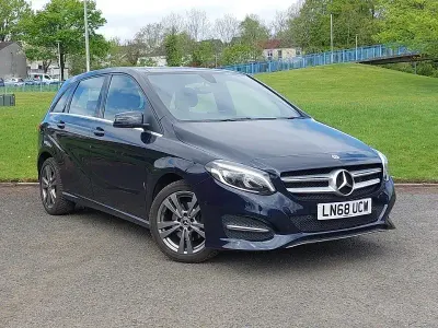 Usado Mercedes B200 Exclusive 156 HP (114 kW) 2018 Azul Monovolume