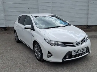 Used Toyota Auris Hybrid 136 HP (100 kW) 2013 White Hatchback