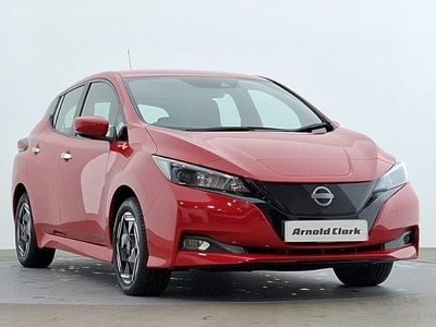 Begagnad Nissan Leaf Acenta 110 kW (150 HK) 2022 Röd Halvkombi