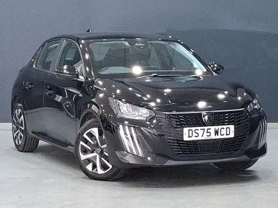 Używany Peugeot 208 Style 101 KM (74 kW) 2025 Czarny Hatchback