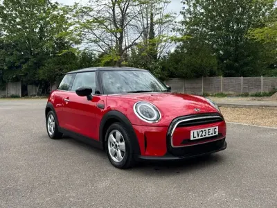 Używany Mini Cooper Classic 134 KM (98 kW) 2023 Czerwony Hatchback