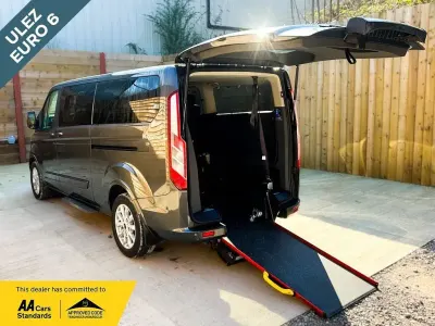 Usado Ford Tourneo Titanium 130 HP (95 kW) 2019 Cinzento Monovolume