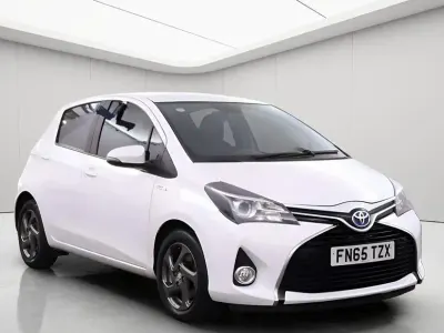 Used Toyota Yaris 101 HP (74 kW) 2015 White Hatchback