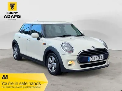 Używany Mini Cooper Hatch 136 KM (100 kW) 2017 Biały Hatchback