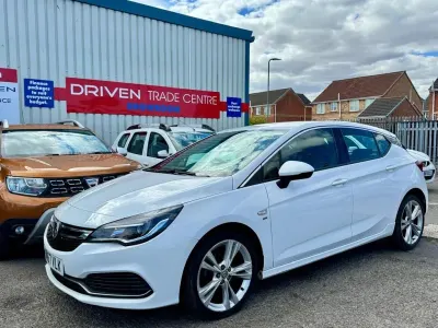 Used Vauxhall Astra SRi 150 HP (110 kW) 2017 White Hatchback