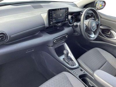 Used Toyota Yaris Hybrid Design 113 HP (83 kW) 2021 White Hatchback