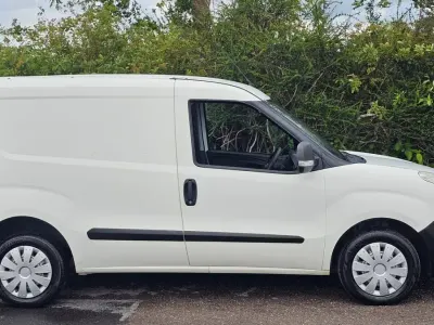 Usado Vauxhall Combo 2015 Branco Monovolume