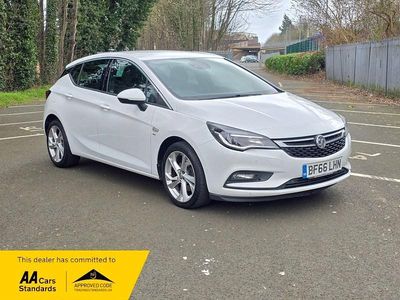 Used Vauxhall Astra SRi 136 HP (100 kW) 2017 White Hatchback