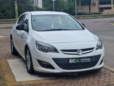 Used Vauxhall Astra SRi 165 HP (121 kW) 2013 White Hatchback