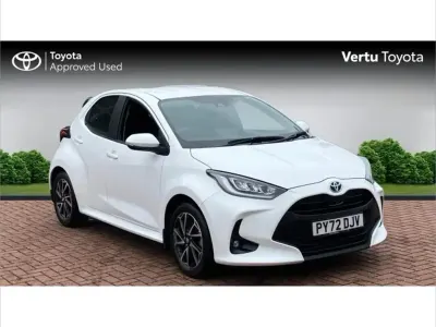 Used Toyota Yaris Hybrid Design 113 HP (83 kW) 2022 White Hatchback