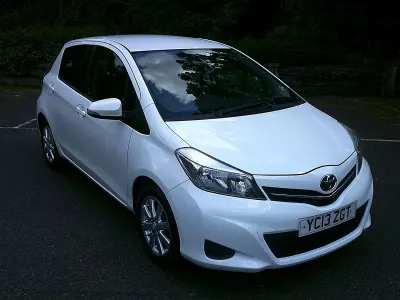 Usado Toyota Yaris 69 HP (50 kW) 2013 Branco Citadino