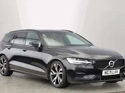 Usado Volvo V60 R-Design 163 HP (119 kW) 2022 Preto Carrinha