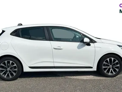 Used Renault Clio Iconic 138 HP (101 kW) 2022 White Hatchback