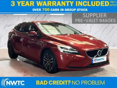 Gebraucht Volvo V40 Momentum 120 PS (88 kW) 2016 Rot Kleinwagen