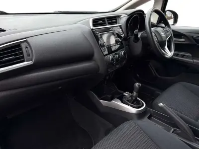 Używany Honda Jazz S 102 KM (75 kW) 2018 Srebrny Hatchback