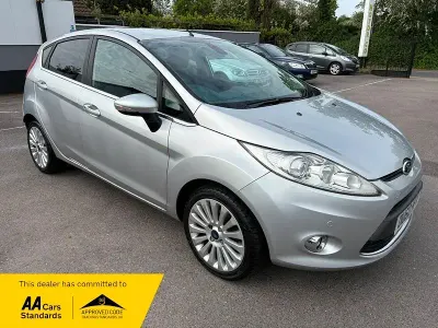 Używany Ford Fiesta Titanium 96 KM (70 kW) 2011 Srebrny Hatchback